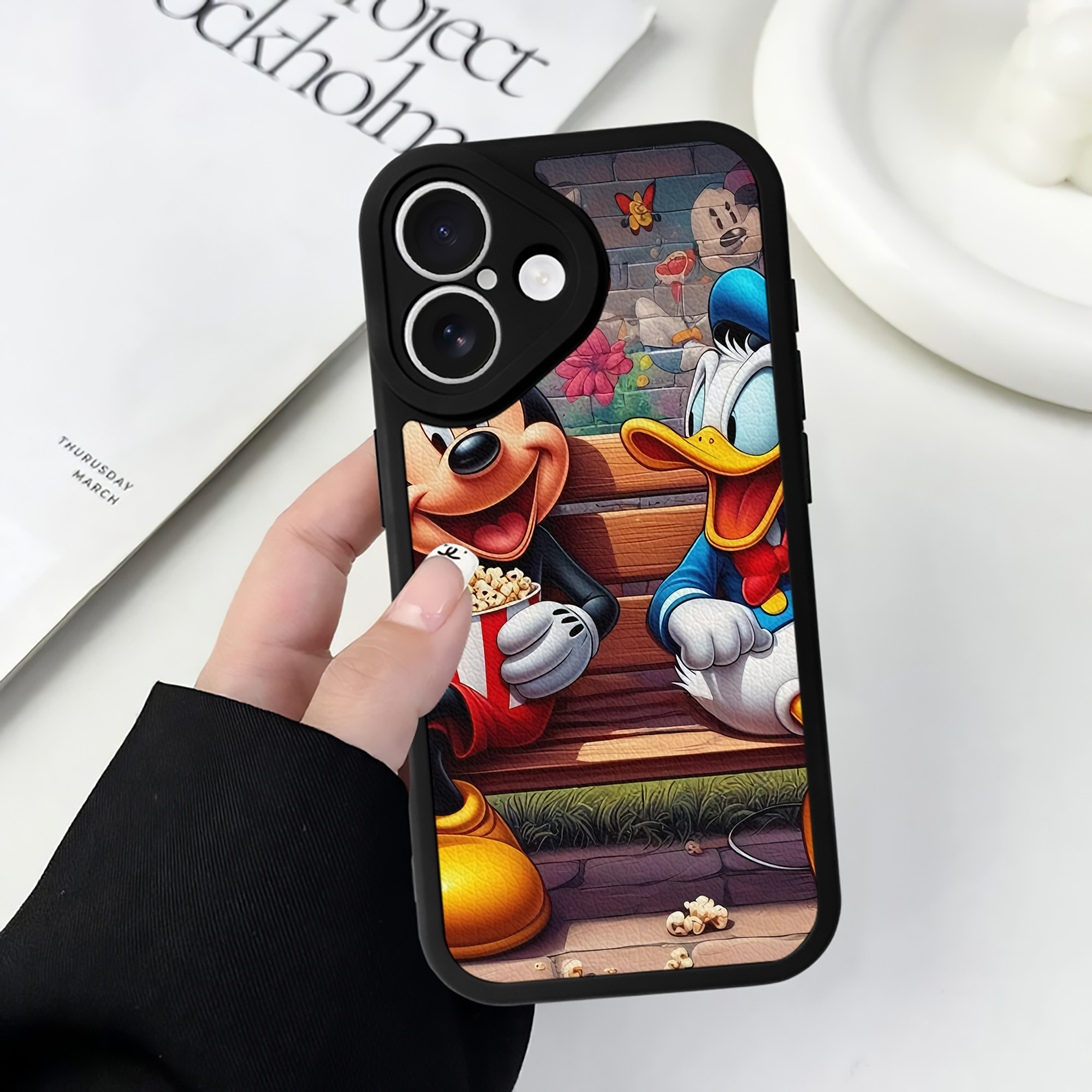 （画像用） ミッキーマウス Mickey Mouse 【iPhone 16シリーズ対応】シリコンスマホケース（レザー調） 材質：シリコン
